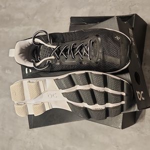 Women's On Cloud Shoes (Sz 8)